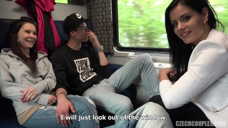 Пара свингеров в поезде знает как с помощью группового секса скоротать время из Праги до Киева